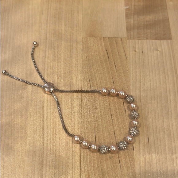 Elegant Pearl and Silver Beaded Bracelet - Picture 2 of 7